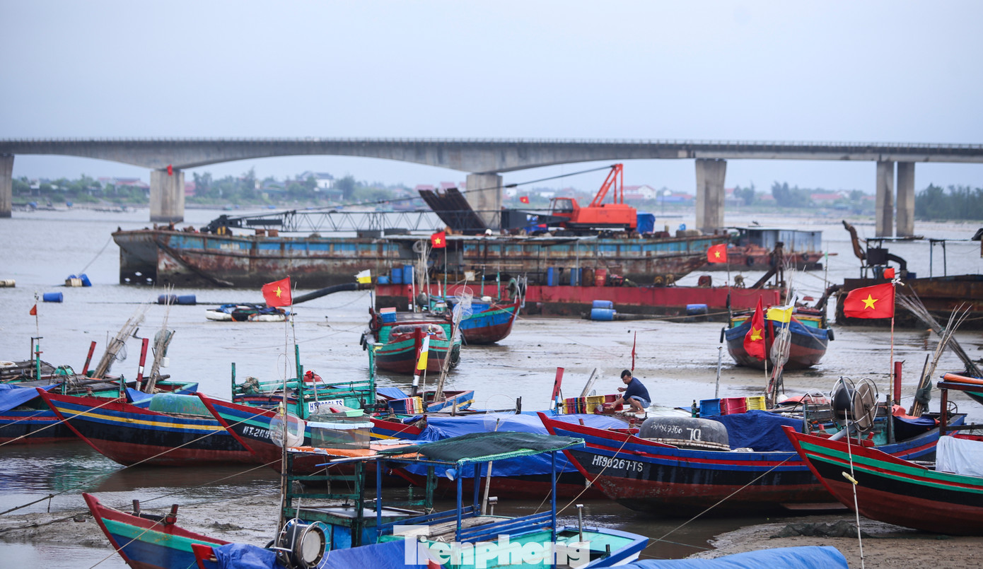 Người dân neo đậu tàu thuyền, chằng chống trước bão số 4.