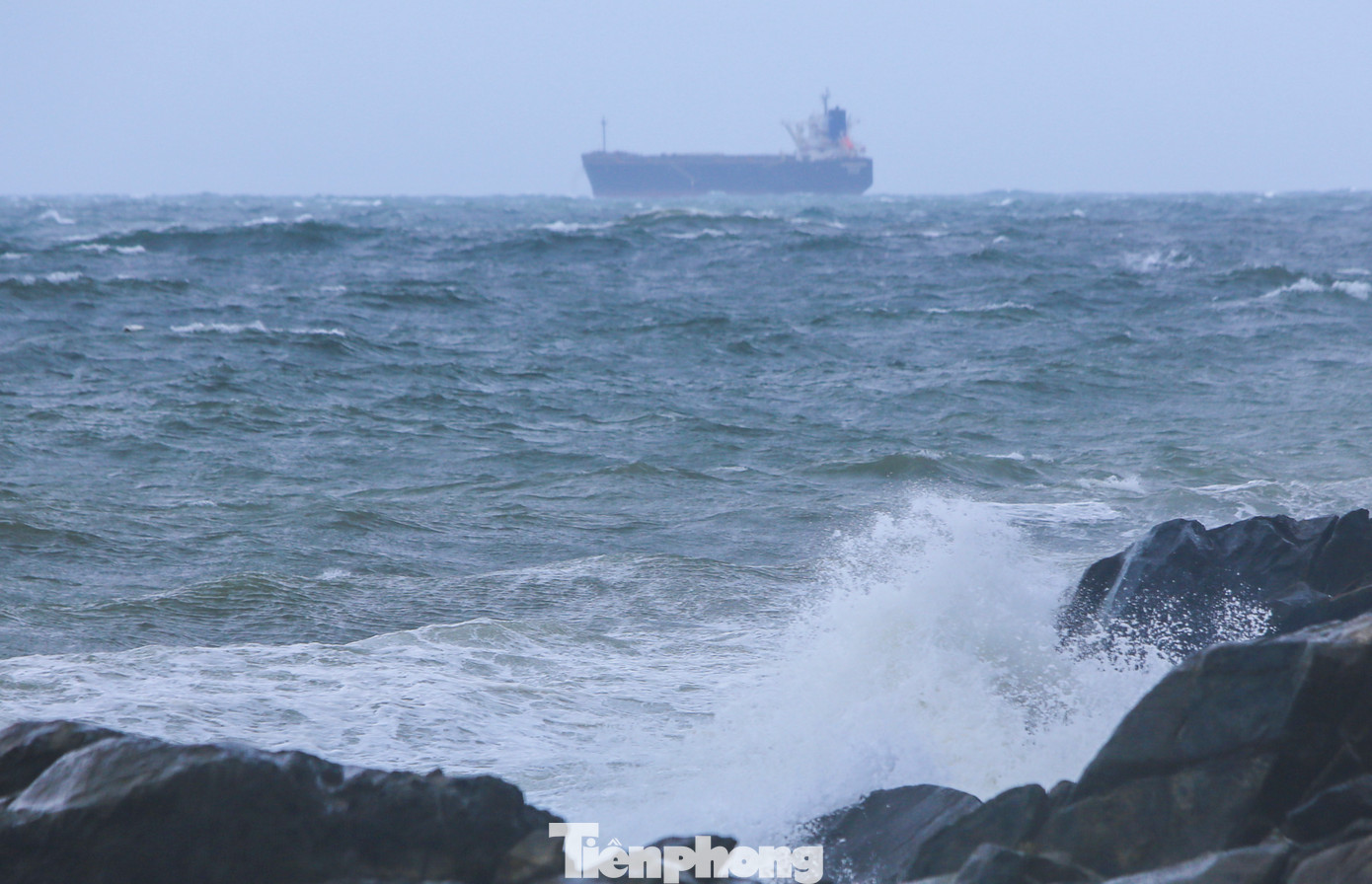 Sóng to, gió giật mạnh ở các bờ biển Hà Tĩnh. Ảnh: Phạm Trường.