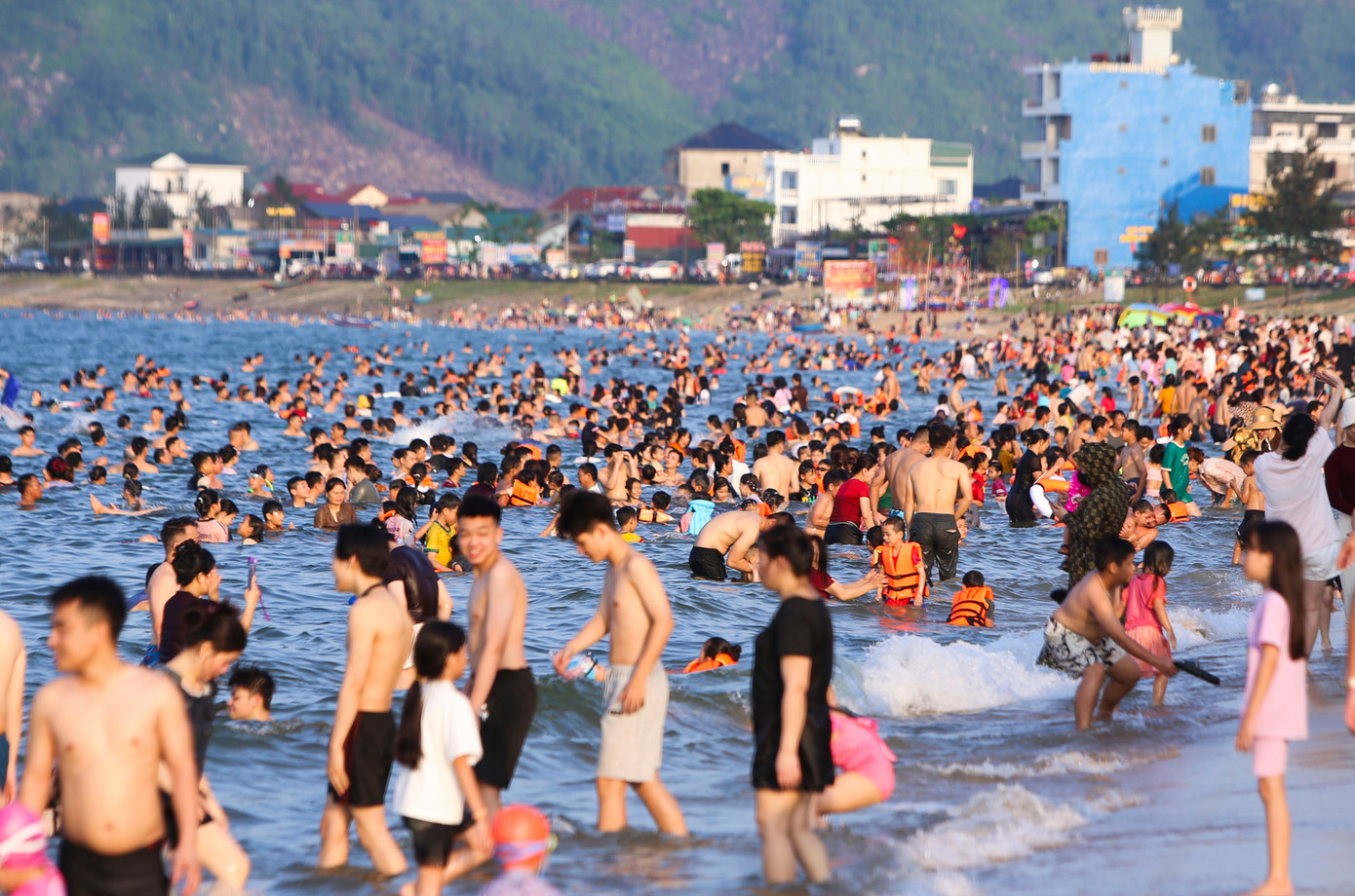 Những ngày qua, sau đợt mưa lũ do ảnh hưởng của bão số 1, thời tiết ở Hà Tĩnh nắng nóng, oi bức trở lại. Người dân và du khách khắp nơi đã chọn đến biển Thiên Cầm để “giải nhiệt”.