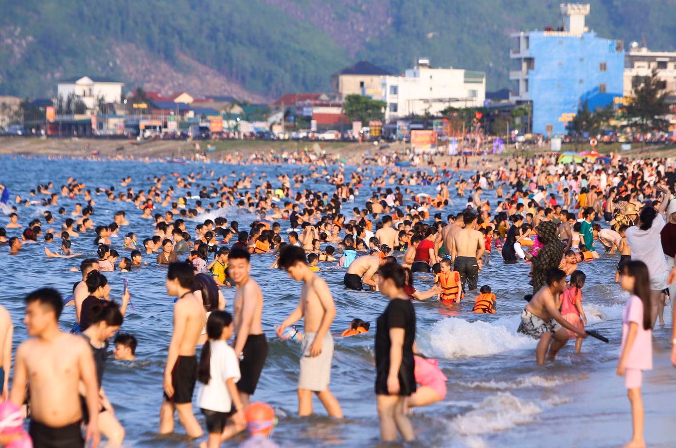 Những ngày qua, sau đợt mưa lũ do ảnh hưởng của bão số 1, thời tiết ở Hà Tĩnh nắng nóng, oi bức trở lại. Người dân và du khách khắp nơi đã chọn đến biển Thiên Cầm để “giải nhiệt”.
