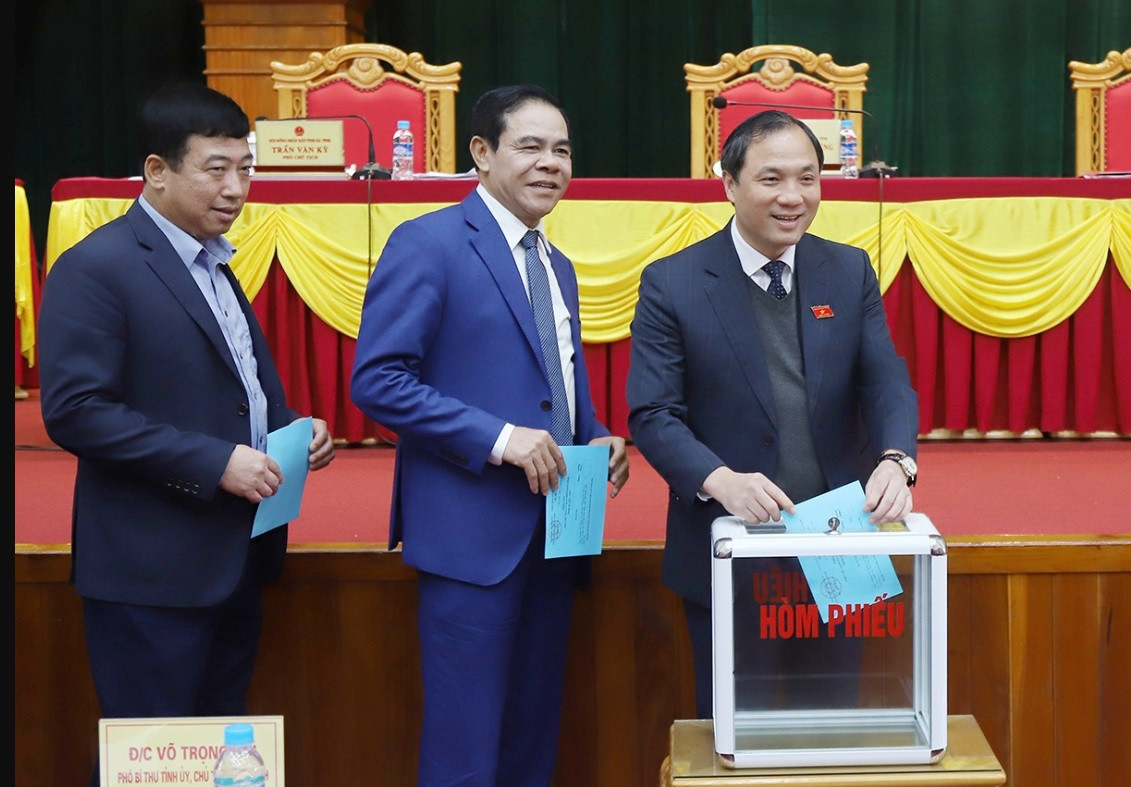 Bí thư Tỉnh ủy - Chủ tịch HĐND tỉnh Hoàng Trung Dũng, Chủ tịch UBND tỉnh Võ Trọng Hải và Phó Chủ tịch Thường trực HĐND tỉnh Trần Tú Anh bỏ phiếu bầu Phó Chủ tịch UBND tỉnh. Ảnh: Báo Hà Tĩnh.