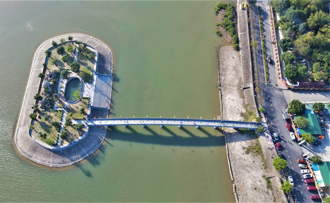 Khu vực bến thả hoa đăng phía trước cổng đền mở thêm không gian cho du khách trải nghiệm thoải mái hơn sau khi vào dâng lễ.