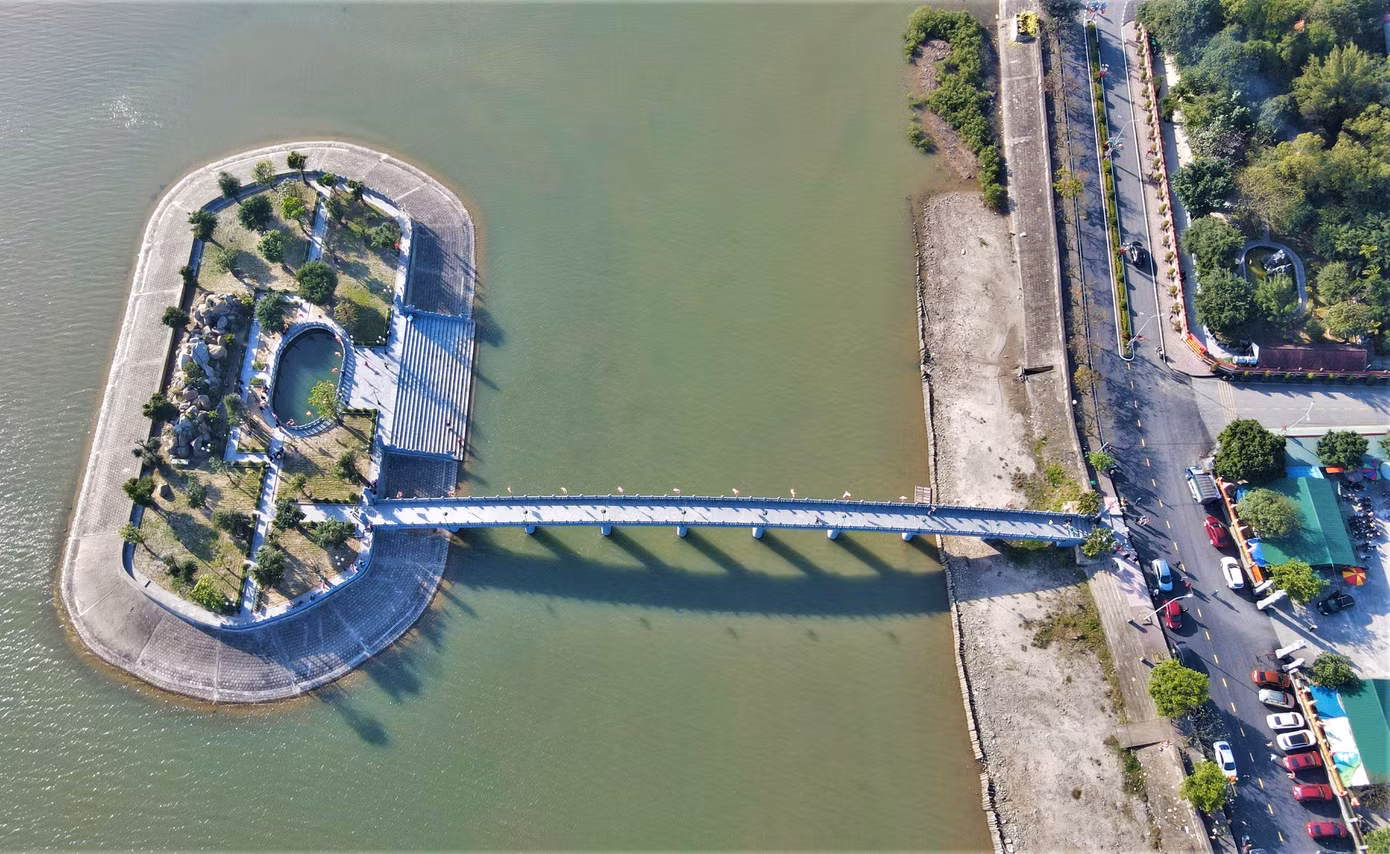 Khu vực bến thả hoa đăng phía trước cổng đền mở thêm không gian cho du khách trải nghiệm thoải mái hơn sau khi vào dâng lễ.