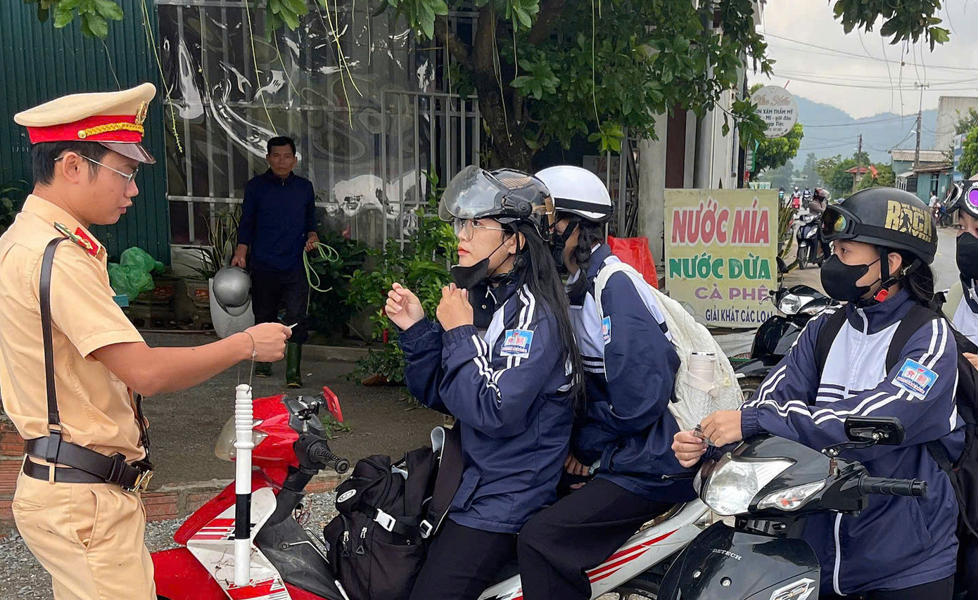 CSGT tăng cường kiểm tra, xử lý các vi phạm ATGT ở lứa tuổi học sinh.