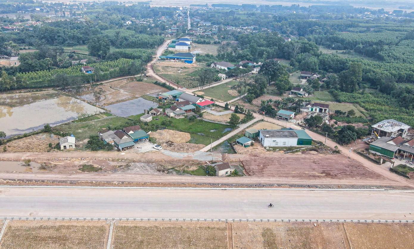 “Cơ quan chức năng, đơn vị bảo hiểm cũng như các bên liên quan đã kiểm tra hiện trường từng hộ rà soát, lập biên bản và đang giám định tình trạng nứt nẻ, hư hỏng các công trình của người dân. Dự kiến trước Tết Nguyên đán sẽ có kết quả giám định và tính toán, phê duyệt, chi trả đền bù cho người dân”, ông Trung nói.