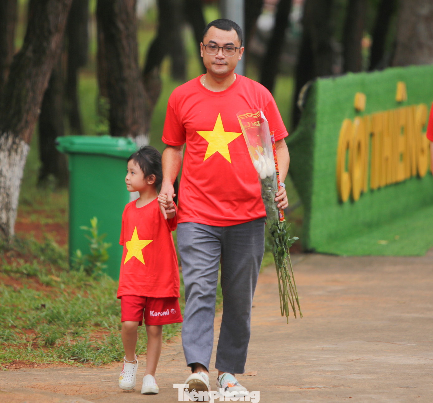 “Dịp trở về quê hương, tôi đưa gia đình và các con đến Ngã ba Đồng Lộc dâng hương, ghi nhớ công ơn các anh hùng, liệt sĩ đã hy sinh vì đất nước”, anh Hà (46 tuổi) chia sẻ.