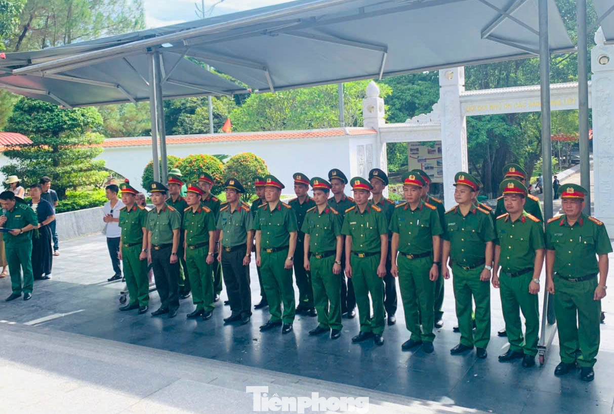 Các đoàn khách đến với khu di tích được nghe giới thiệu về những câu chuyện lịch sử, những chiến công vang dội của quân và dân ta nơi chiến trường Đồng Lộc anh hùng.