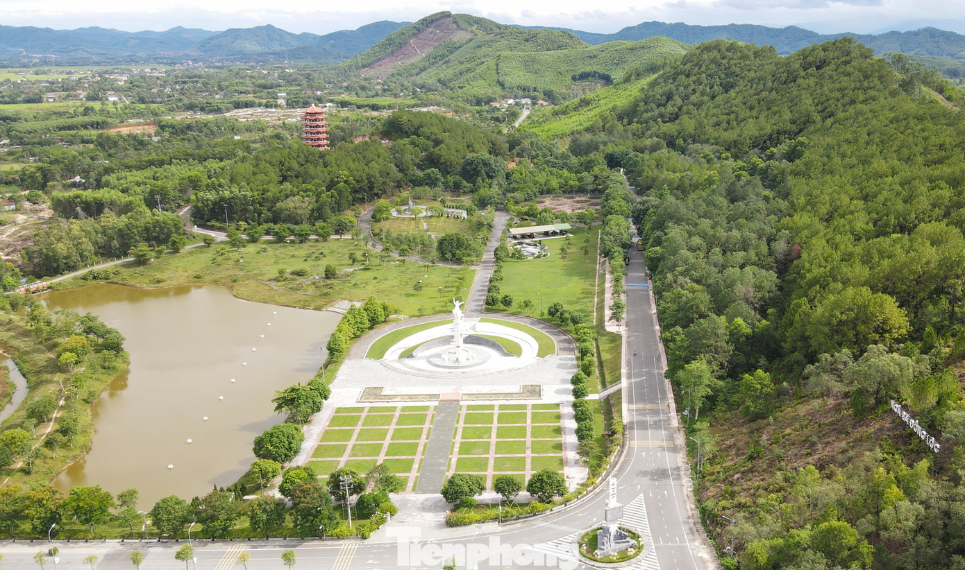 Nhân Kỷ niệm 79 năm Ngày Cách mạng tháng Tám và Quốc khánh 2/9, hàng nghìn du khách thập phương đã về dâng hương, tri ân các anh hùng, liệt sĩ tại Khu Di tích lịch sử Quốc gia đặc biệt Ngã ba Đồng Lộc.