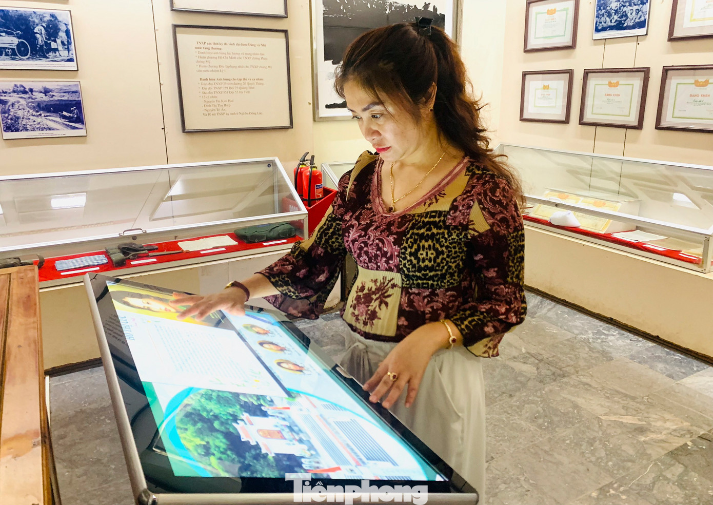 Du khách thuận tiện tra cứu thông tin về lịch sử và các câu chuyện tại Khu Di tích Ngã ba Đồng Lộc qua màn hình cảm ứng đã được cài sẵn phần mềm, xây dựng hệ thống thông tin.