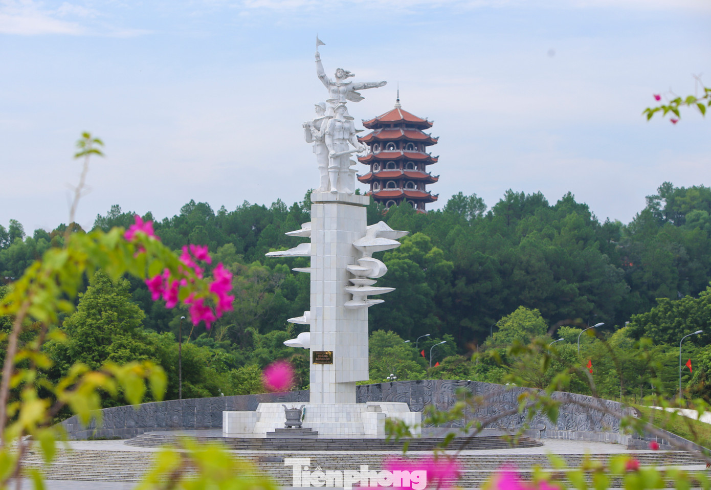 Từng là tọa độ lửa bị “bom cày, đạn xới” một thời, nay Ngã ba Đồng Lộc trở thành Khu Di tích lịch sử Quốc gia đặc biệt, là địa chỉ đỏ giáo dục truyền thống cách mạng. Trong hình là tượng đài chiến thắng thể hiện sự bất khuất, hiên ngang của các lực lượng trong thời chiến để bảo vệ tuyến đường huyết mạch.