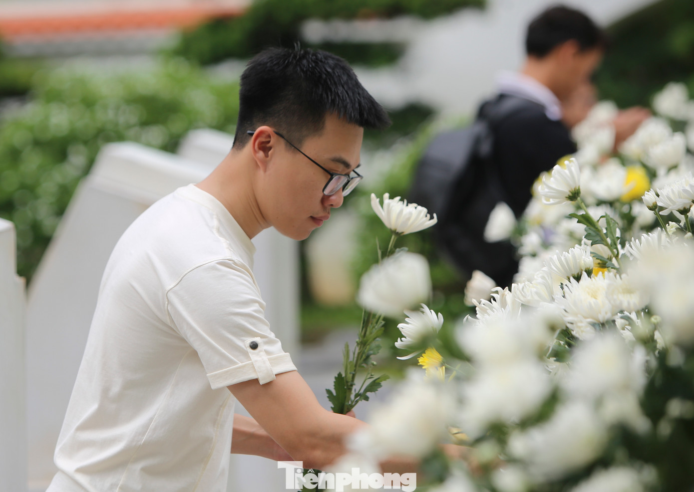 Du khách xúc động khi dâng hương, đến và nghe kể lại câu chuyện gắn liền với cuộc đời của 10 nữ thanh niên xung phong lấp hố bom, phá bom, mở đường giữ huyết mạch tiền tuyến.