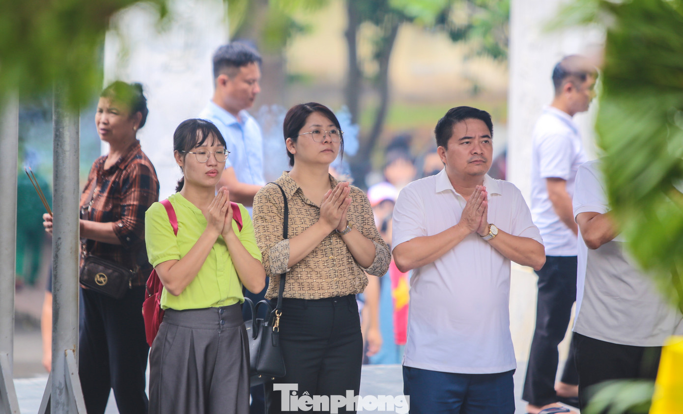 Ông Đặng Quốc Vũ - Trưởng ban Quản lý Khu Di tích Ngã ba Đồng Lộc, cho biết, những ngày lễ này, mỗi ngày khu di tích đón 2.000-2.500 lượt du khách về tưởng nhớ, tri ân các anh hùng, liệt sĩ.