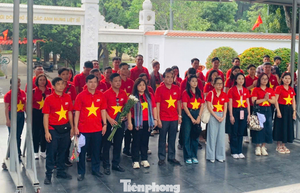 Các đoàn khách đến với khu di tích được nghe giới thiệu về những câu chuyện lịch sử, những chiến công vang dội của quân và dân ta nơi chiến trường Đồng Lộc anh hùng.