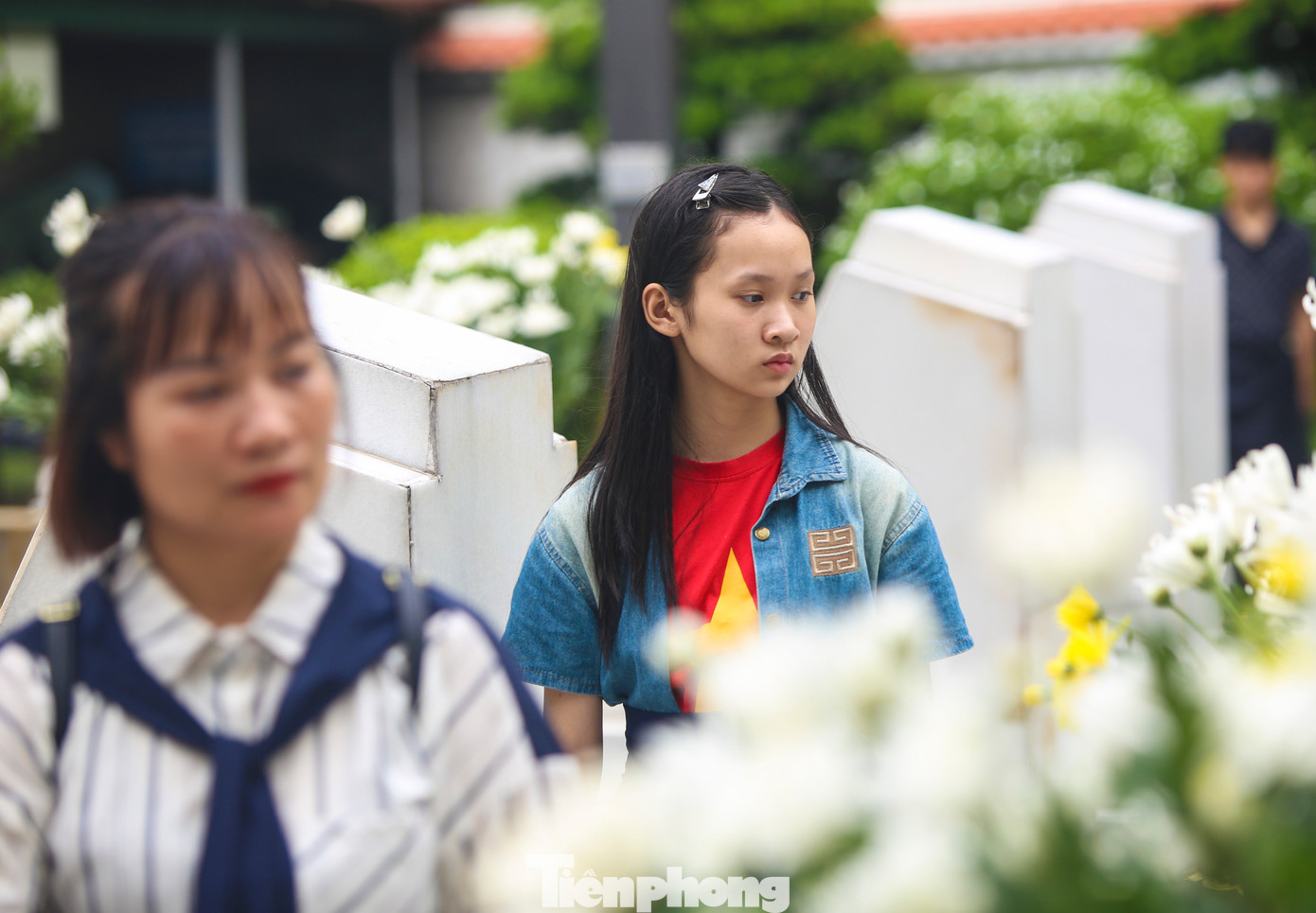 Trong dòng người ấy có những cụ già, thân nhân liệt sĩ, những cựu chiến binh, thương binh và các lực lượng công an, cán bộ các đơn vị quân đội cùng đông đảo học sinh, sinh viên, thanh niên từ mọi miền đất nước.