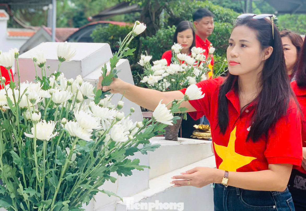 Du khách xúc động khi dâng hương, đến và nghe kể lại câu chuyện gắn liền với cuộc đời của 10 nữ thanh niên xung phong lấp hố bom, phá bom, mở đường giữ huyết mạch tiền tuyến.