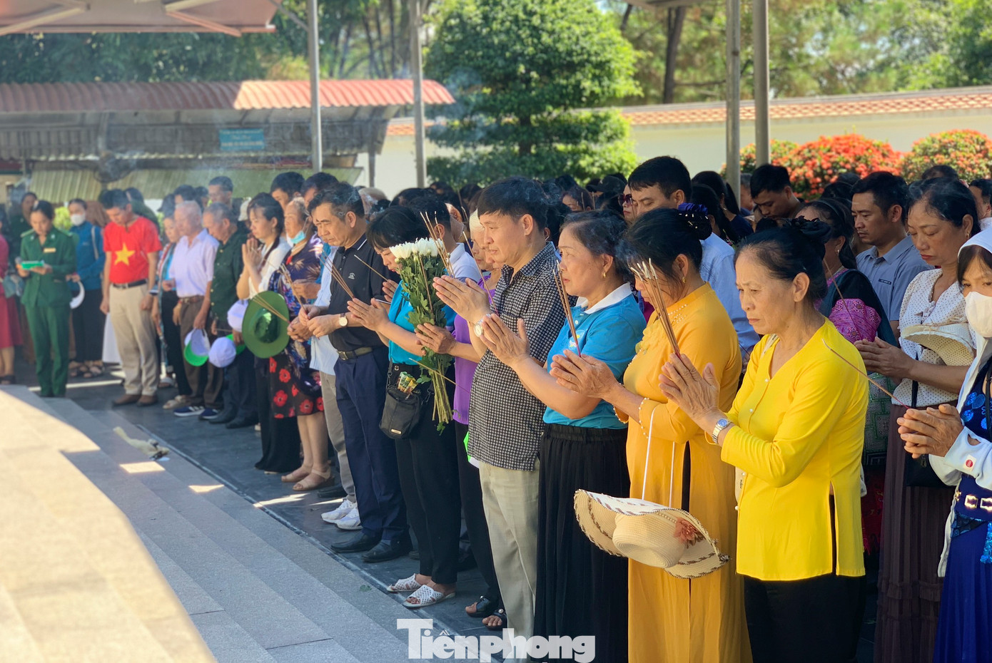 Các đoàn khách đến với khu di tích được nghe giới thiệu về những câu chuyện lịch sử, những chiến công vang dội của quân và dân ta nơi chiến trường Đồng Lộc anh hùng.