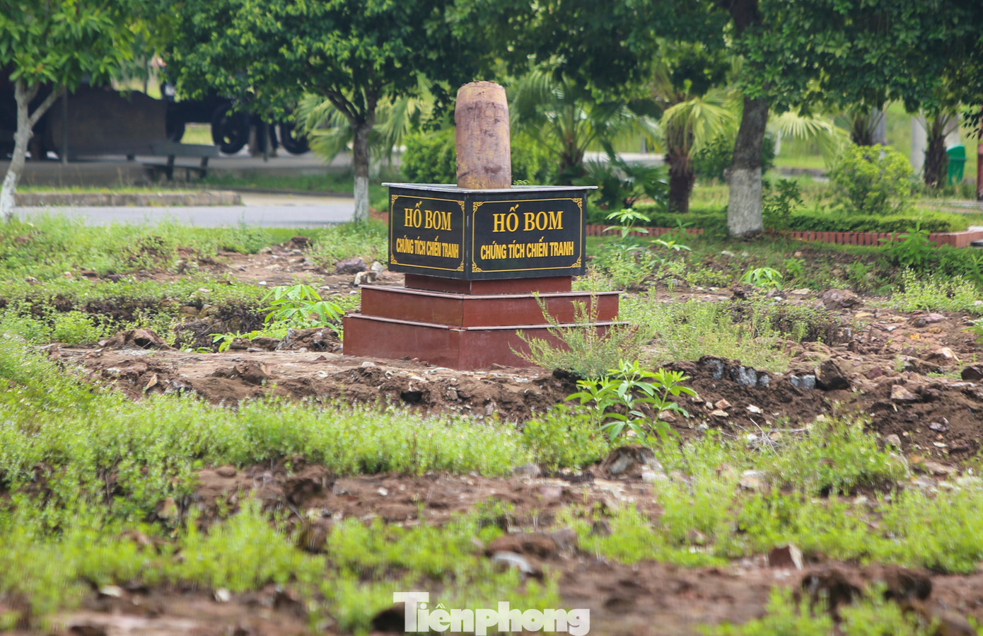 Những năm 1964 - 1972, Đồng Lộc bị đánh phá liên tục và năm 1968 là ác liệt nhất. Từ tháng 4 đến tháng 10/1968, Ngã ba Đồng Lộc phải hứng chịu gần 50.000 quả bom các loại, bình quân mỗi m2 đất nơi đây gánh trên 3 quả bom. Mặt đất bị biến dạng, đất đá cày đi xới lại.