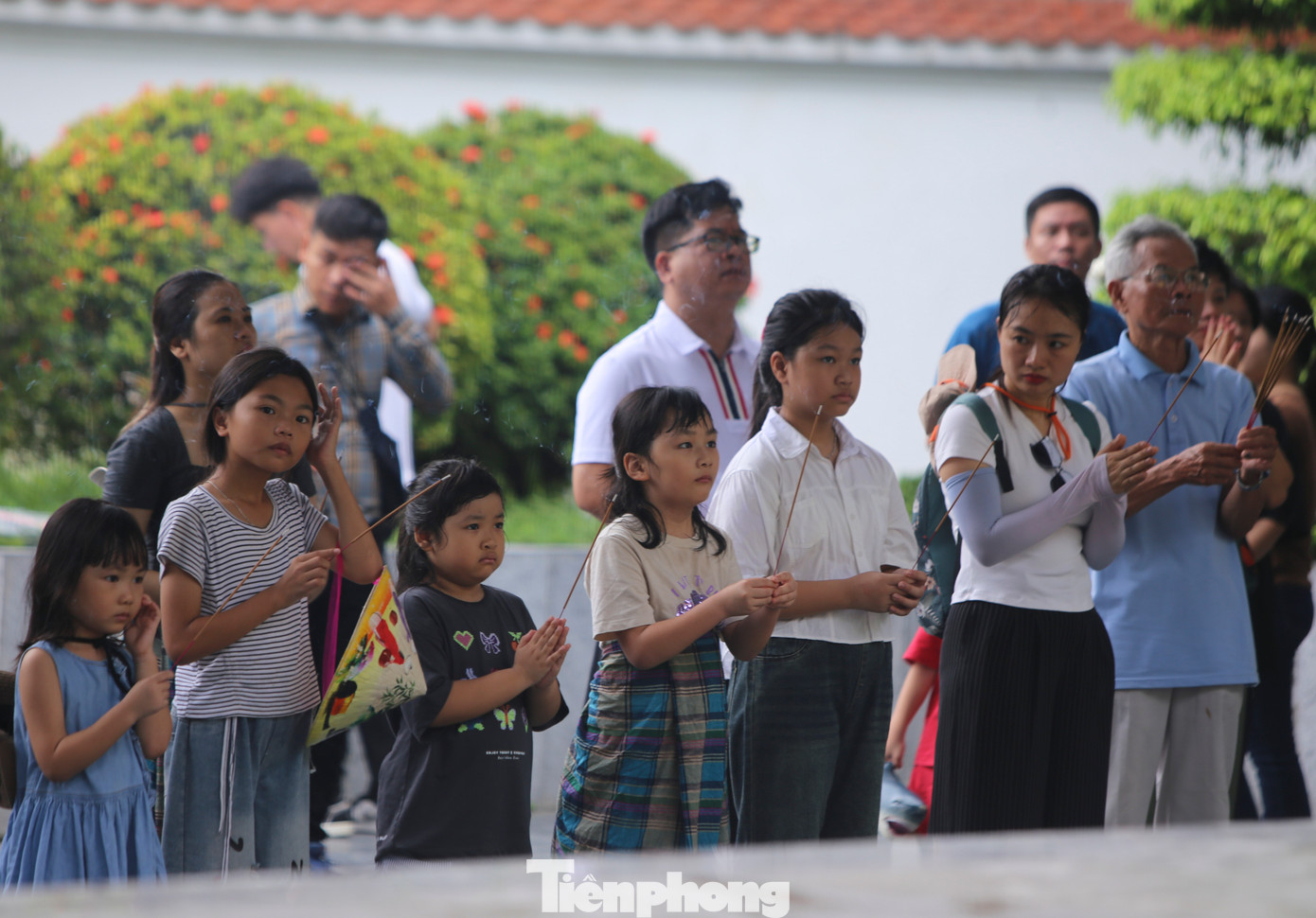 Nhiều thế hệ dâng hoa lên phần mộ 10 nữ anh hùng liệt sĩ thanh niên xung phong thuộc Tiểu đội 4, Đại đội 552, Tổng đội 55 đã anh dũng hy sinh trong lúc làm nhiệm vụ đào lấp hố bom tại Ngã ba Đồng Lộc.