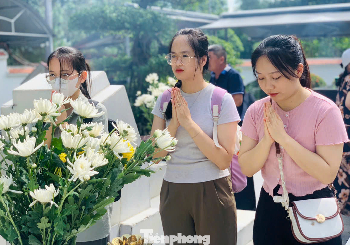 Nhiều thế hệ dâng hoa lên phần mộ 10 nữ anh hùng liệt sĩ thanh niên xung phong thuộc Tiểu đội 4, Đại đội 552, Tổng đội 55 đã anh dũng hy sinh trong lúc làm nhiệm vụ đào lấp hố bom tại Ngã ba Đồng Lộc.