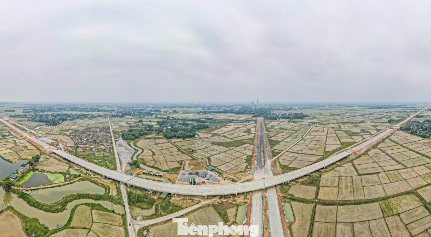 Khu vực đường Hàm Nghi kéo dài về phía cao tốc đường bộ Bắc - Nam qua xã Thạch Đài (TP. Hà Tĩnh) dự kiến sẽ có nhà ga đường sắt tốc độ cao. Khu vực đường Hàm Nghi kéo dài về phía cao tốc đường bộ Bắc - Nam qua xã Thạch Đài (TP. Hà Tĩnh) dự kiến sẽ có nhà ga đường sắt tốc độ cao.