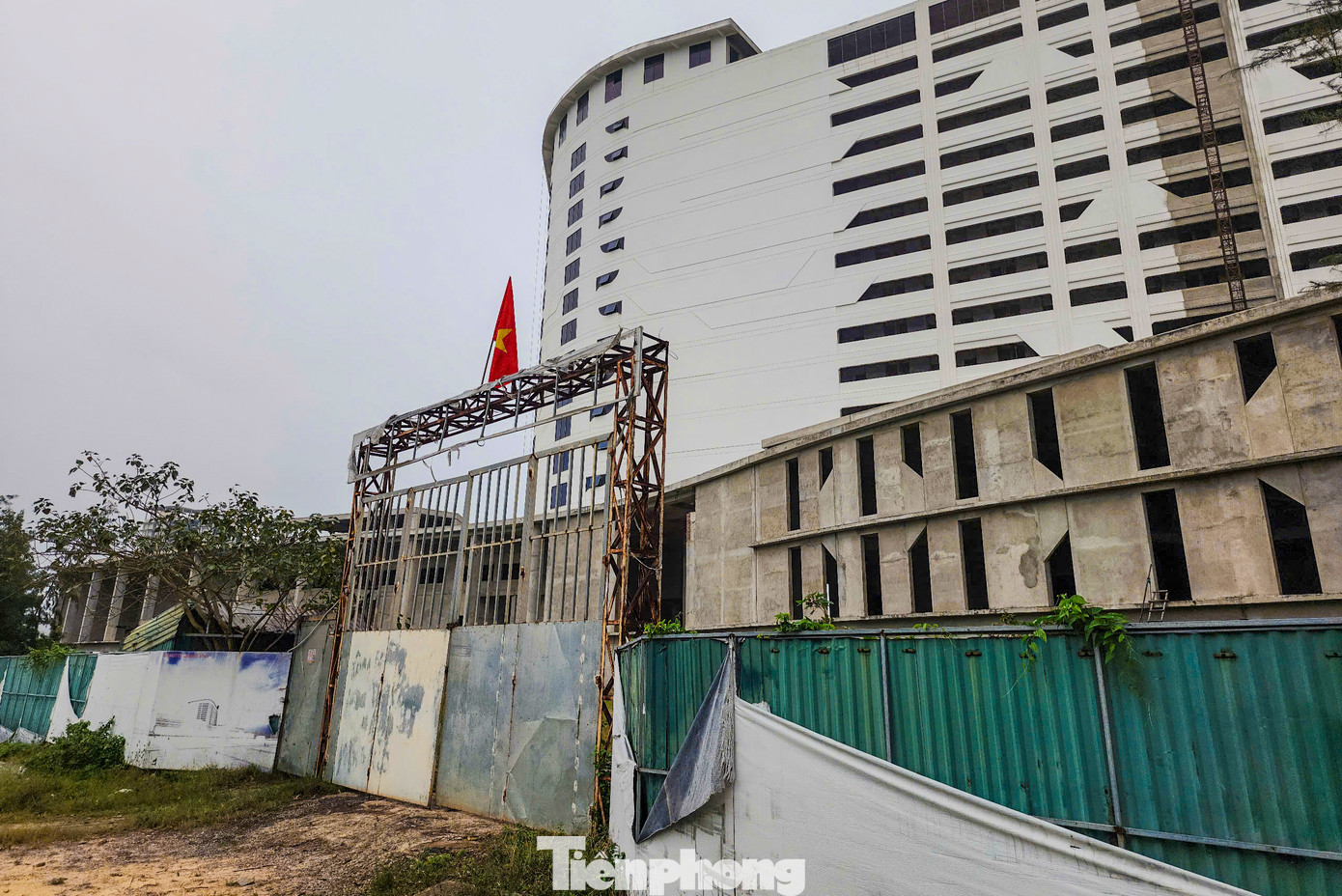 Cánh cửa chính đi vào dự án nằm trên đường Võ Nguyên Giáp luôn khóa kín. Hệ thống thông tin, hình ảnh dự án bị xóa mờ theo thời gian.