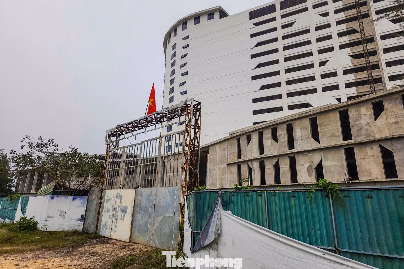 Cánh cửa chính đi vào dự án nằm trên đường Võ Nguyên Giáp luôn khóa kín. Hệ thống thông tin, hình ảnh dự án bị xóa mờ theo thời gian. Cánh cửa chính đi vào dự án nằm trên đường Võ Nguyên Giáp luôn khóa kín. Hệ thống thông tin, hình ảnh dự án bị xóa mờ theo thời gian.
