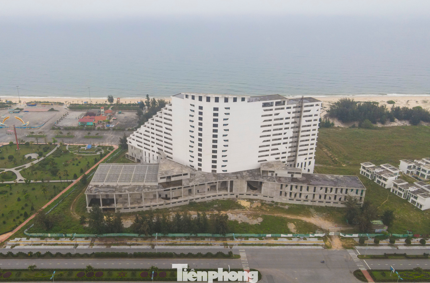 Dự kiến cuối năm 2019, dự án sẽ hoàn thành đưa vào khai thác, sử dụng. Thế nhưng, sau 6 năm theo kế hoạch, công trình vẫn “ngủ đông”, chưa có dấu hiệu hoàn thiện, đi vào hoạt động. Những ngày đầu tháng 3, theo ghi nhận, bên trong dự án không có công nhân làm việc, quanh dự án cỏ cây um tùm.