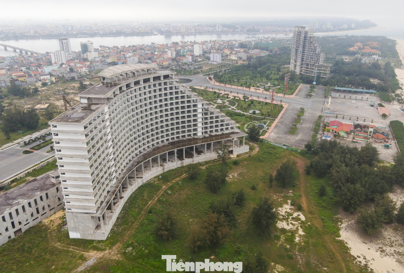 Cạnh đó là dự án khách sạn 5 sao Pullman do Công ty CP Du lịch Hà Nội - Quảng Bình làm chủ đầu tư với số vốn 1.100 tỷ đồng. Năm 2016, dự án được tỉnh Quảng Bình chấp thuận chủ trương đầu tư và giao 5,85 ha đất.