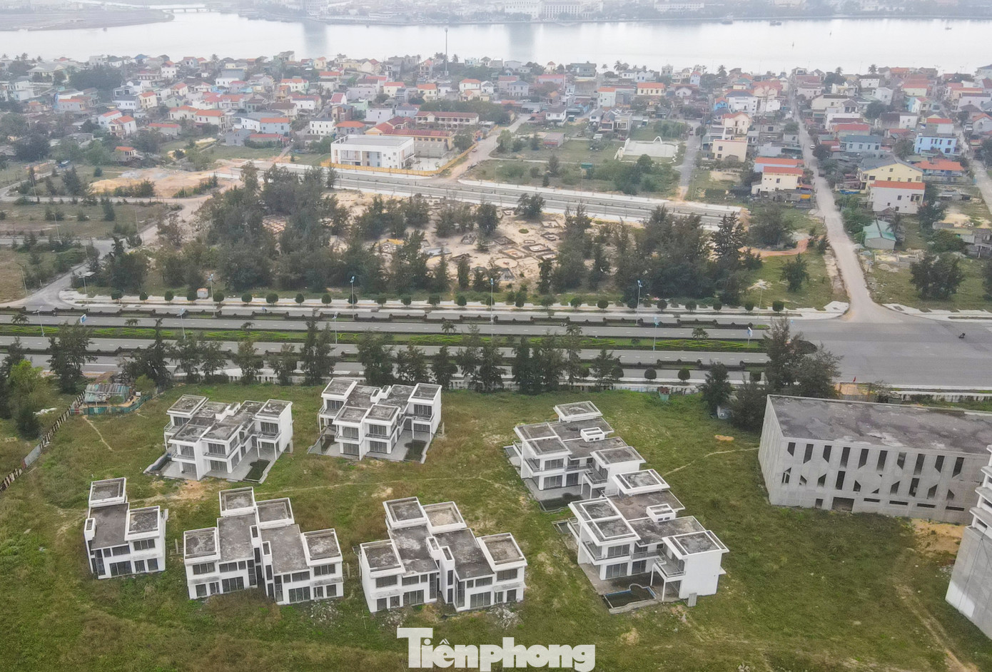 Những căn biệt thự liền kề xây xong phần thô đã lâu song không hoàn thiện sử dụng. Các hạng mục phụ trợ, cây xanh không thấy triển khai. "Các công trình được xây dựng hình hài đồ sộ nhưng không hiểu sao không được hoàn thiện, sử dụng. Tại khu dự án chỉ có một số bảo vệ trông coi, không có người làm việc khiến tòa nhà càng trở nên lạnh lẽo", người dân bán đảo Bảo Ninh cho hay.