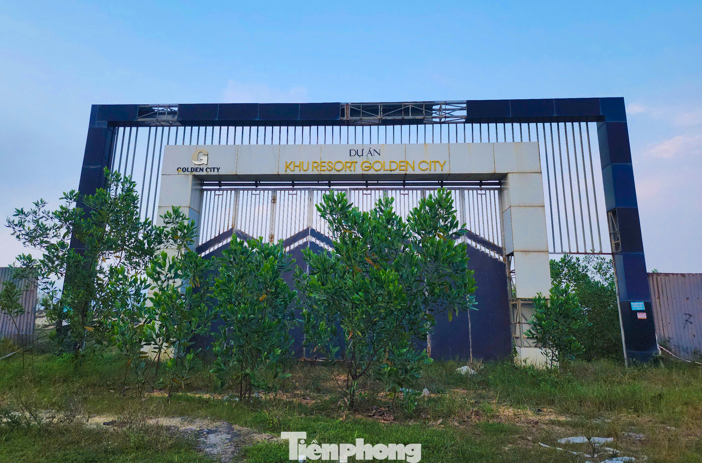 Dự án có số vốn đầu tư hơn 1.300 tỷ đồng và dự kiến đến tháng 12/2020 hoàn thành. Tuy nhiên, sau khi khởi công, dự án được chủ đầu tư quây tôn phía trước rồi "án binh bất động" suốt hơn 6 năm qua.