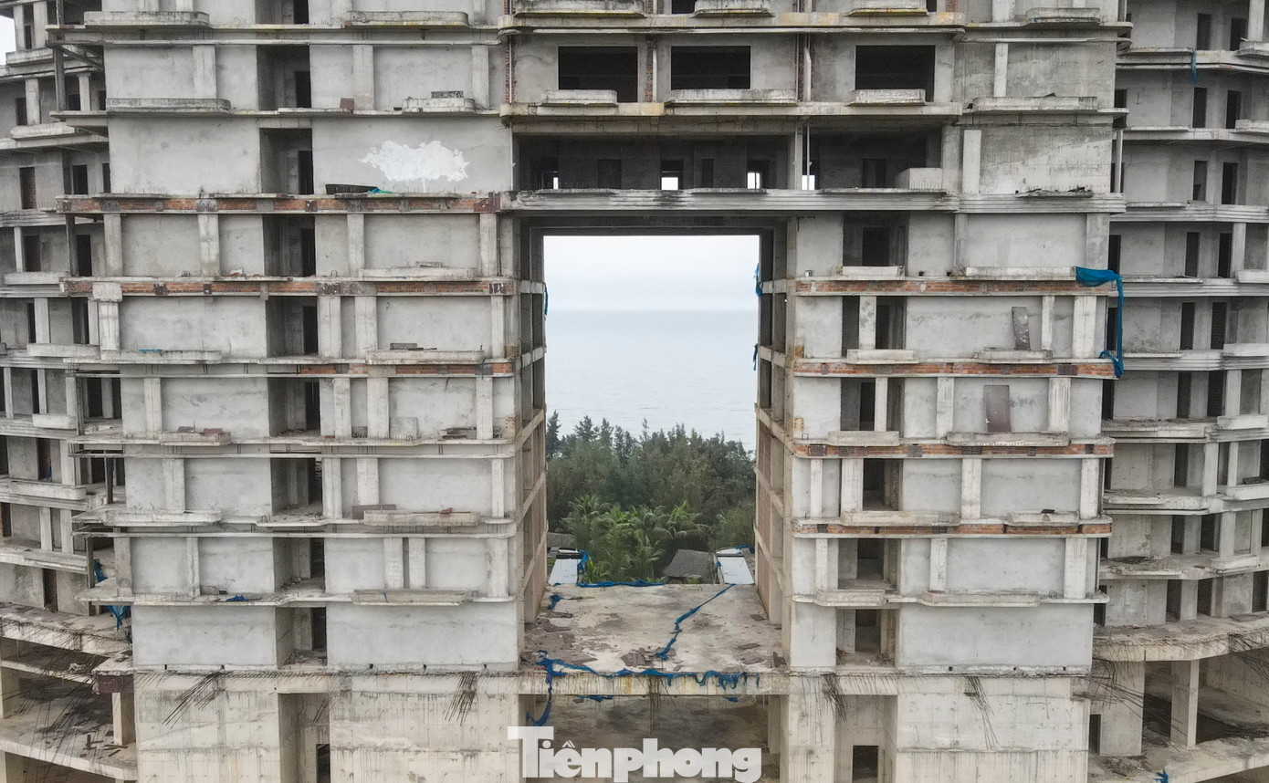 Công trình này được UBND tỉnh Quảng Bình cấp giấy chứng nhận đầu tư lần đầu vào tháng 4/2009; điều chỉnh lần 1 vào tháng 11/2018 và lần 2 tháng 10/2019. Tuy nhiên, 3 năm qua, sau khi hoàn thành xong phần thô khối tòa nhà khách sạn, dự án rơi vào trạng thái "bất động" đến nay.