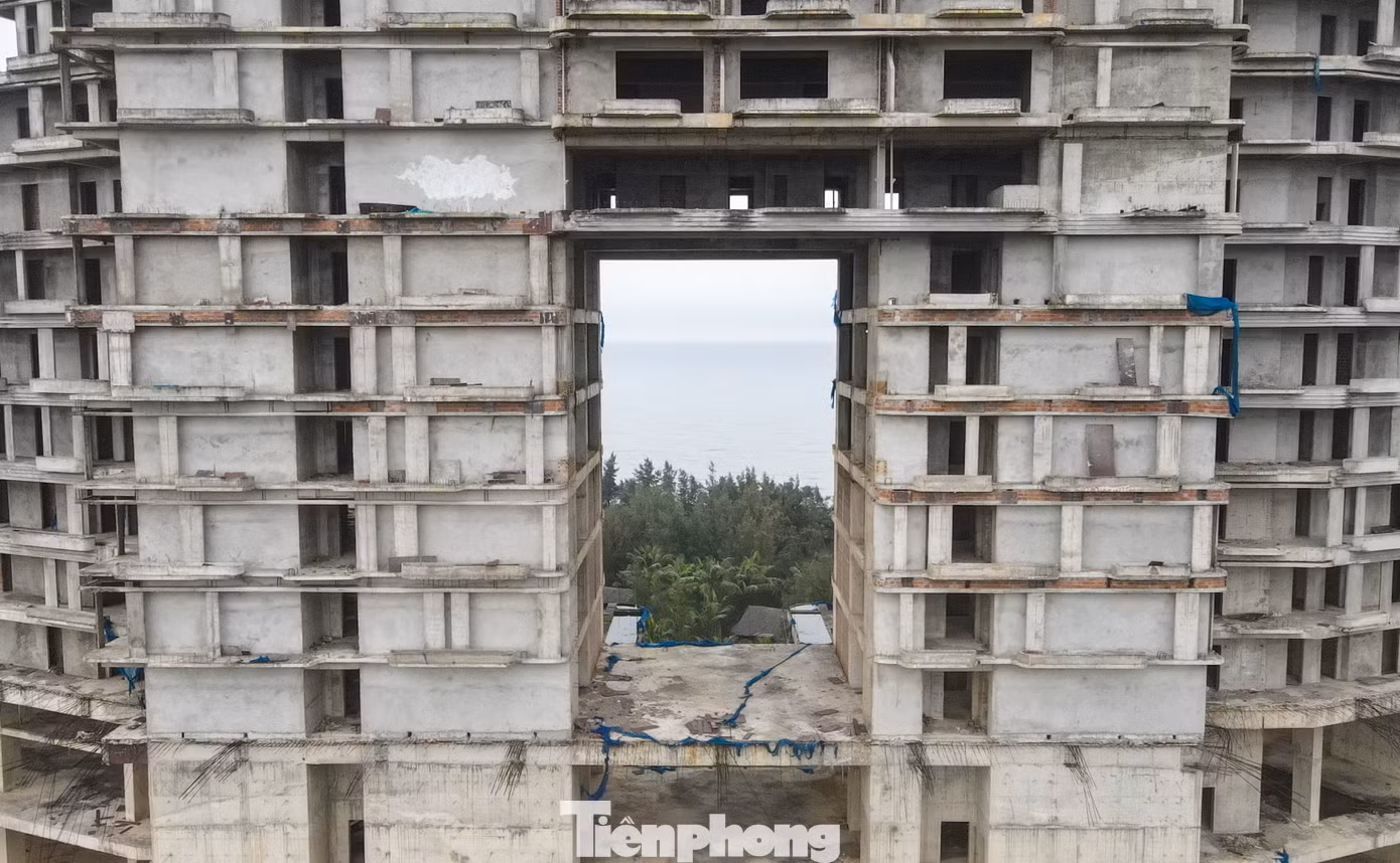 Công trình này được UBND tỉnh Quảng Bình cấp giấy chứng nhận đầu tư lần đầu vào tháng 4/2009; điều chỉnh lần 1 vào tháng 11/2018 và lần 2 tháng 10/2019. Tuy nhiên, 3 năm qua, sau khi hoàn thành xong phần thô khối tòa nhà khách sạn, dự án rơi vào trạng thái "bất động" đến nay. Công trình này được UBND tỉnh Quảng Bình cấp giấy chứng nhận đầu tư lần đầu vào tháng 4/2009; điều chỉnh lần 1 vào tháng 11/2018 và lần 2 tháng 10/2019. Tuy nhiên, 3 năm qua, sau khi hoàn thành xong phần thô khối tòa nhà khách sạn, dự án rơi vào trạng thái "bất động" đến nay.