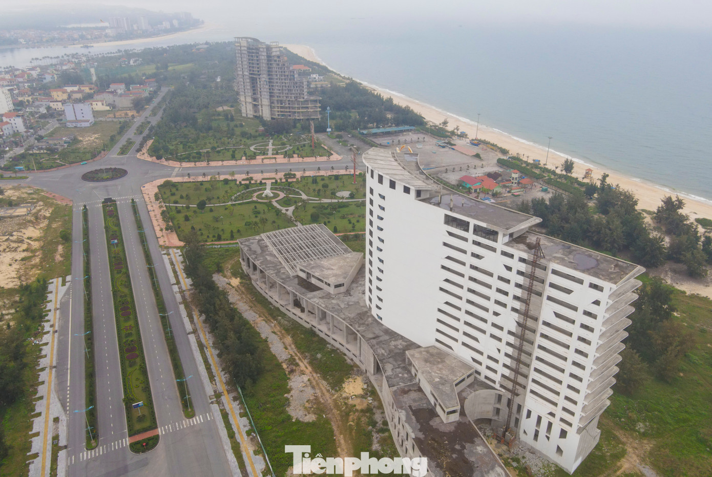 Hồi tháng 2 vừa qua, lãnh đạo Quảng Bình đã yêu cầu các sở, ngành, địa phương tập trung rà soát, kiểm tra các dự án chậm tiến độ, tồn đọng kéo dài trên địa bàn. Tỉnh này cũng cương quyết thu hồi, loại bỏ các dự án, công trình không cần thiết nhằm tập trung cho những dự án cấp bách. Theo thống kê, toàn tỉnh có hàng loạt dự án chậm triển khai, gây lãng phí quỹ đất và ảnh hưởng đến cơ hội thu hút đầu tư. Trong năm 2024, Quảng Bình đã thu hồi 13 dự án với tổng diện tích hơn 39 ha và tổng vốn đầu tư hơn 261 tỷ đồng do không thực hiện đúng cam kết tiến độ.