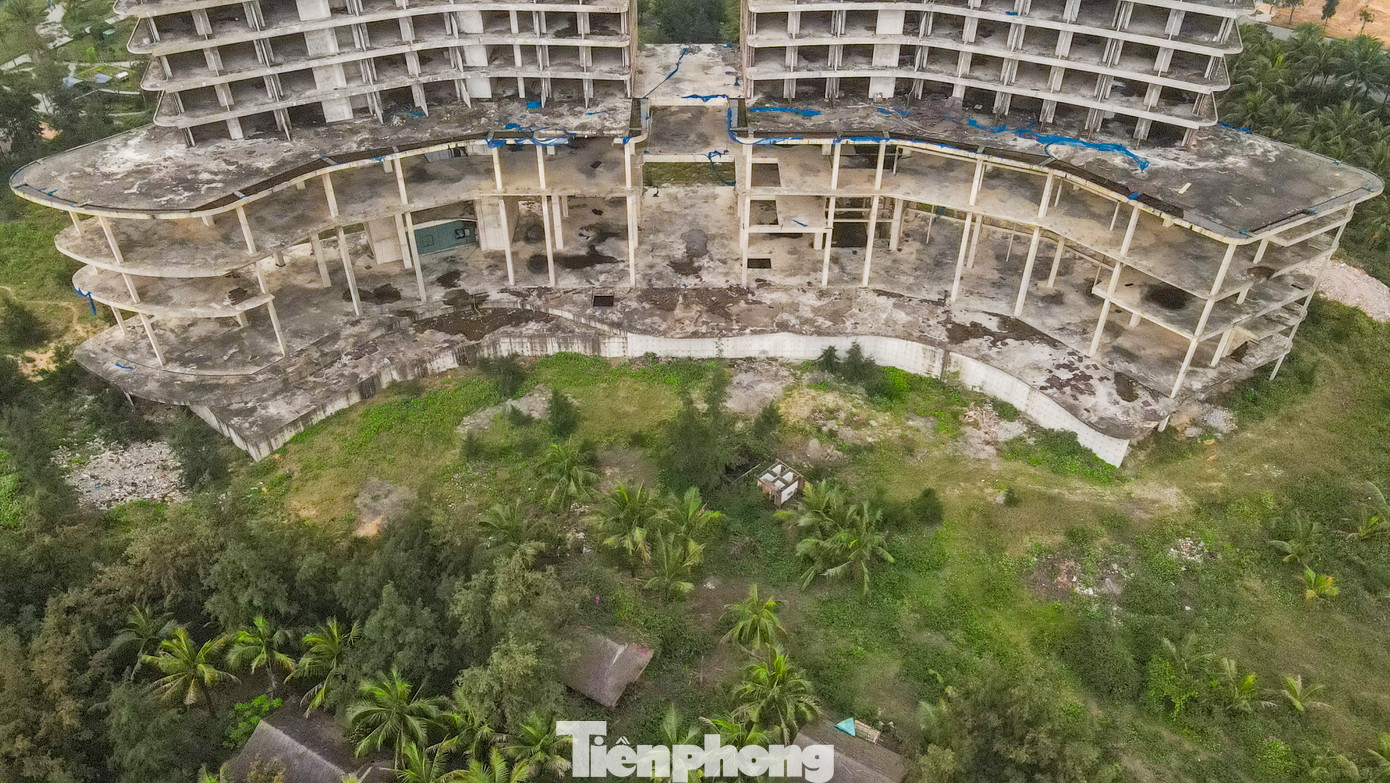 Công trình này được UBND tỉnh Quảng Bình cấp giấy chứng nhận đầu tư lần đầu vào tháng 4/2009; điều chỉnh lần 1 vào tháng 11/2018 và lần 2 tháng 10/2019. Tuy nhiên, 3 năm qua, sau khi hoàn thành xong phần thô khối tòa nhà khách sạn, dự án rơi vào trạng thái "bất động" đến nay.