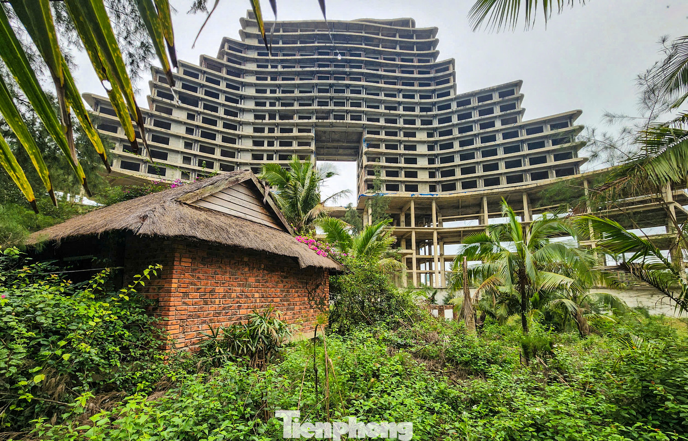 Ngoài phần thô khối tòa nhà khách sạn đã cơ bản hoàn thành thì các hạng mục công trình phụ khác vẫn ngổn ngang, dang dở.