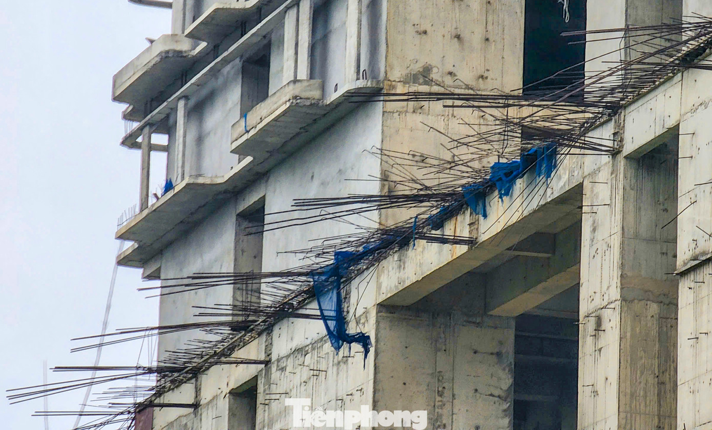 Công trình này được UBND tỉnh Quảng Bình cấp giấy chứng nhận đầu tư lần đầu vào tháng 4/2009; điều chỉnh lần 1 vào tháng 11/2018 và lần 2 tháng 10/2019. Tuy nhiên, 3 năm qua, sau khi hoàn thành xong phần thô khối tòa nhà khách sạn, dự án rơi vào trạng thái "bất động" đến nay.