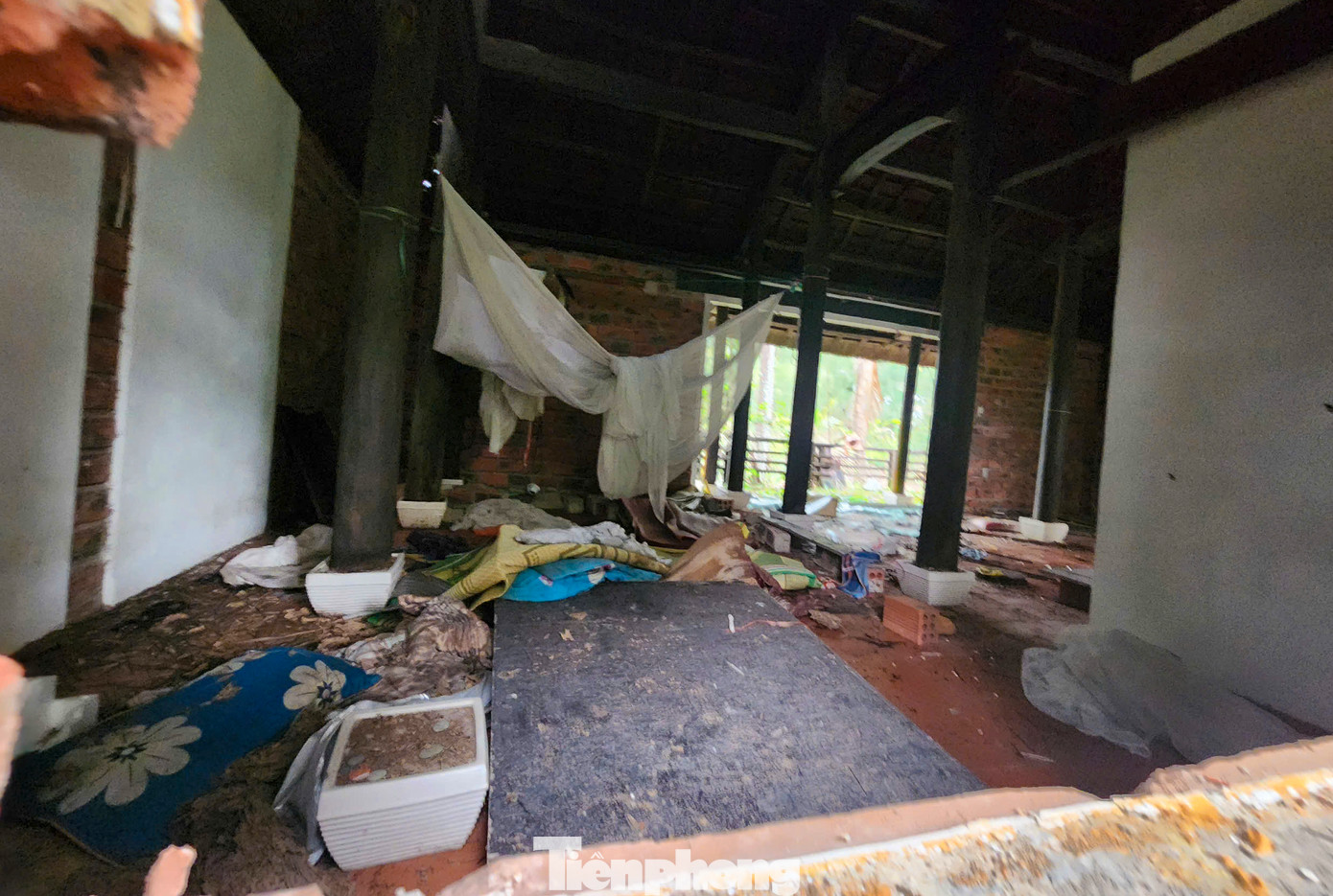 Nhiều đồ dùng sinh hoạt bị bỏ lại nhếch nhác, ớn lạnh.