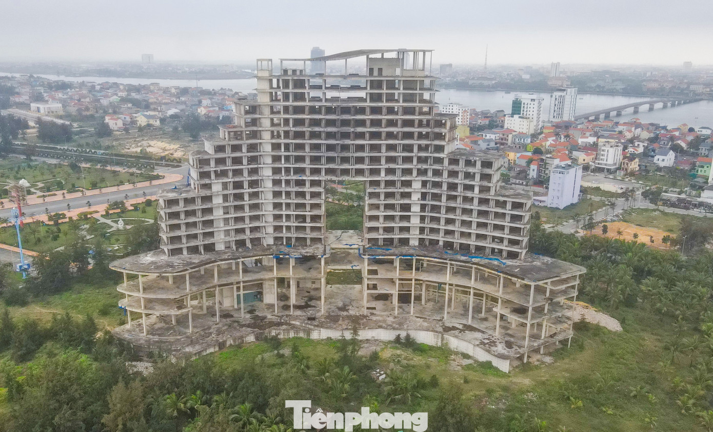 Tuy nhiên, nhiều dự án nhà hàng, khách sạn, khu nghỉ dưỡng được đầu tư hàng trăm đến cả nghìn tỷ tại đây vẫn trong tình trạng… làm mãi không xong. Trong hình là dự án Khu du lịch sinh thái Sài Gòn - Bảo Ninh có tổng mức đầu tư 424 tỷ đồng, do Công ty CP Du lịch Sài Gòn - Quảng Bình làm chủ đầu tư.