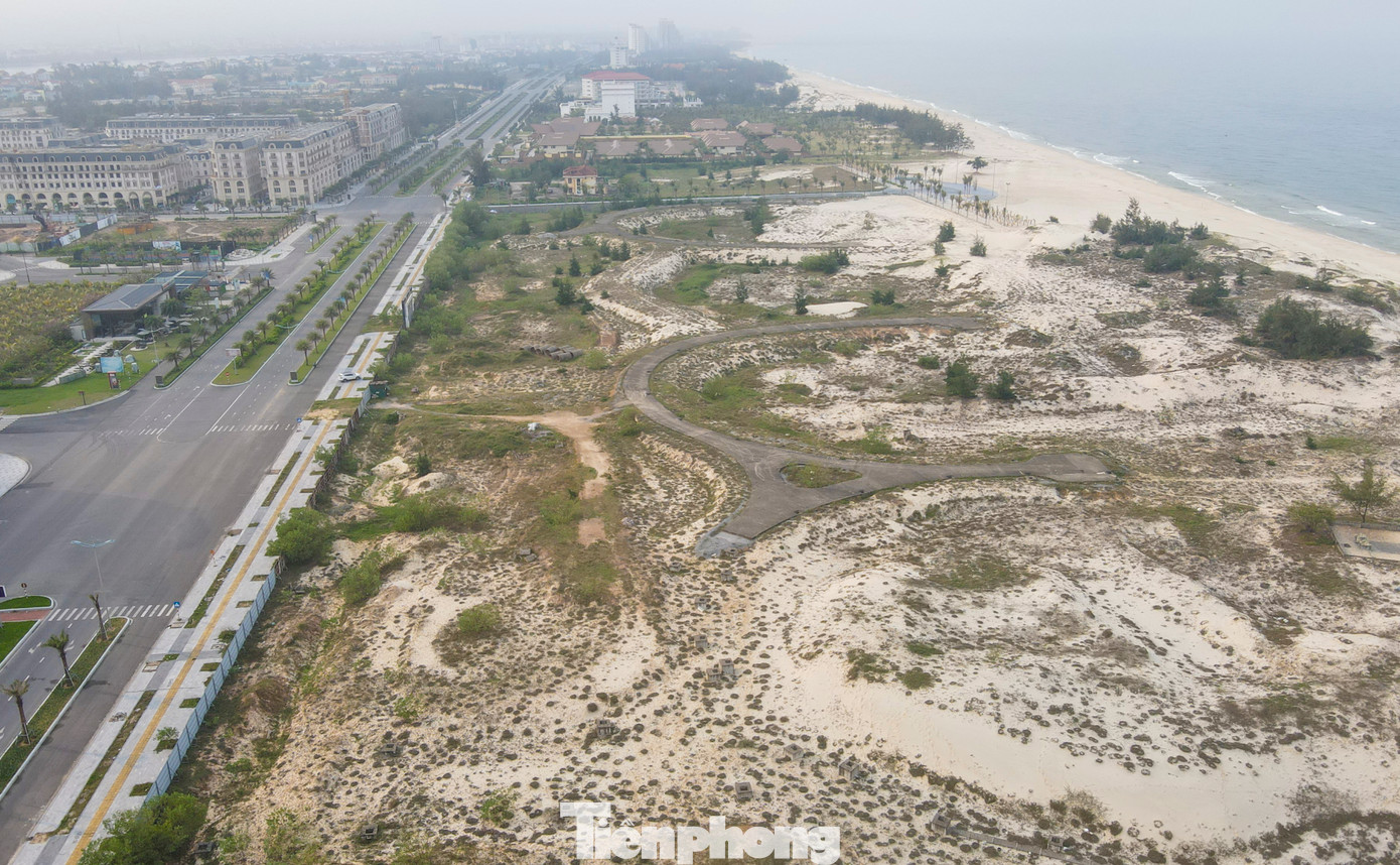 Cũng tọa lạc cạnh trục đường Võ Nguyên Giáp, khu đất vàng của bán đảo Bảo Ninh song dự án Khu Resort Golden City của Công ty CP Golden City (trụ sở tại Nghệ An) còn thảm hại hơn khi còn chưa lộ rõ hình hài mà chỉ là bãi đất trống.