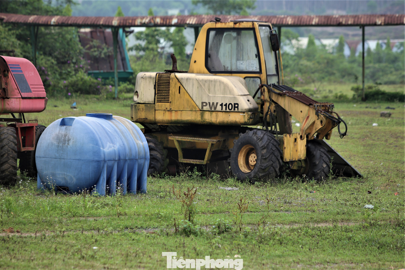 Ông Phạm Văn Thành - Chủ tịch UBND xã Cẩm Quan, huyện Cẩm Xuyên - cho hay, địa phương có hàng trăm ha đất rừng giao cho Công ty CP Chăn nuôi Bình Hà. Tuy nhiên, nhiều năm qua, dự án của công ty này không có hiệu quả, đất đai bỏ hoang, dẫn đến tình trạng người dân địa phương chiếm đất trồng keo. Trong hình, máy móc chất đầy kho bãi, một số phơi mưa phơi nắng.