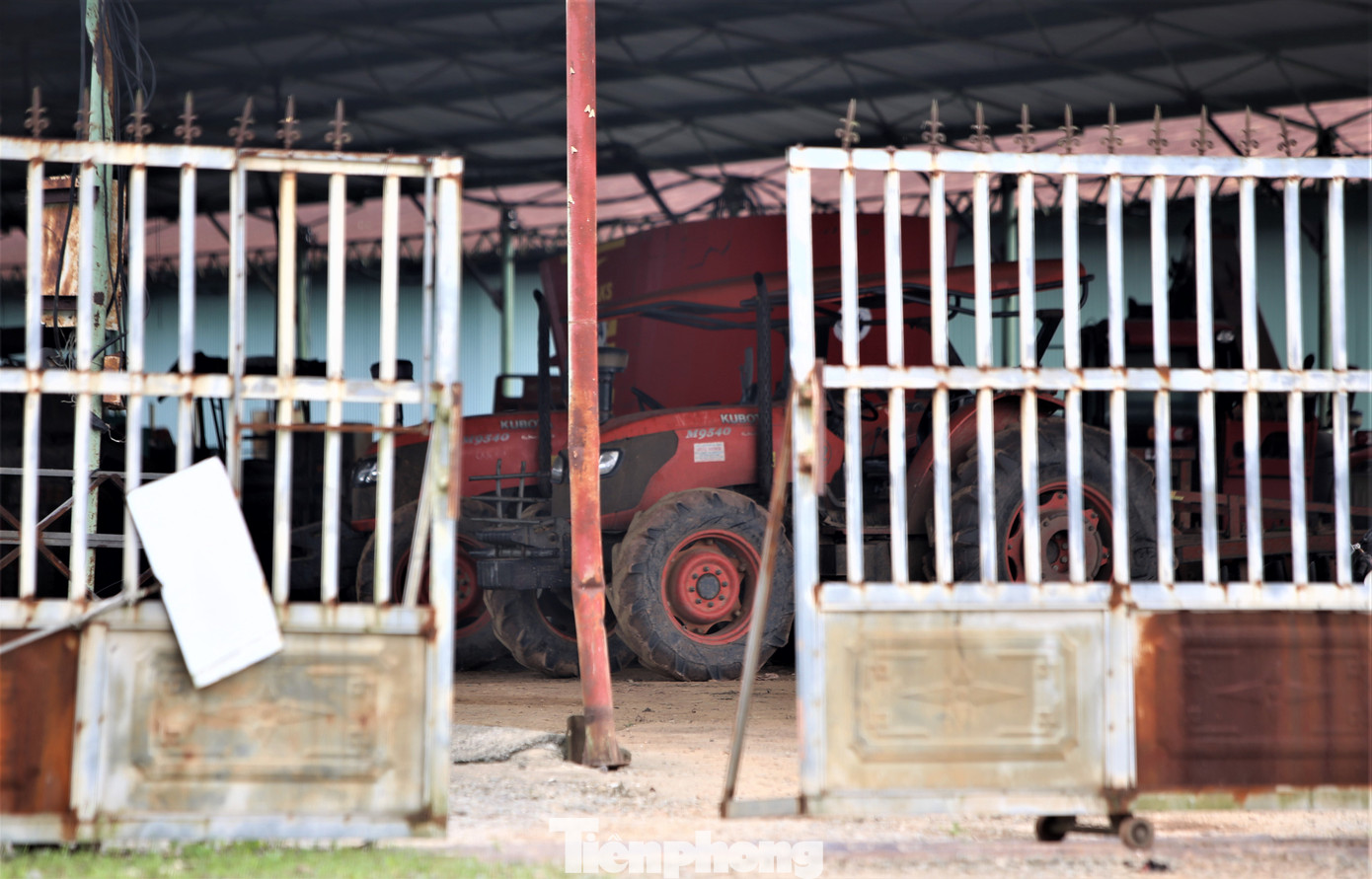 Ông Phạm Văn Thành - Chủ tịch UBND xã Cẩm Quan, huyện Cẩm Xuyên - cho hay, địa phương có hàng trăm ha đất rừng giao cho Công ty CP Chăn nuôi Bình Hà. Tuy nhiên, nhiều năm qua, dự án của công ty này không có hiệu quả, đất đai bỏ hoang, dẫn đến tình trạng người dân địa phương chiếm đất trồng keo. Trong hình, máy móc chất đầy kho bãi, một số phơi mưa phơi nắng.