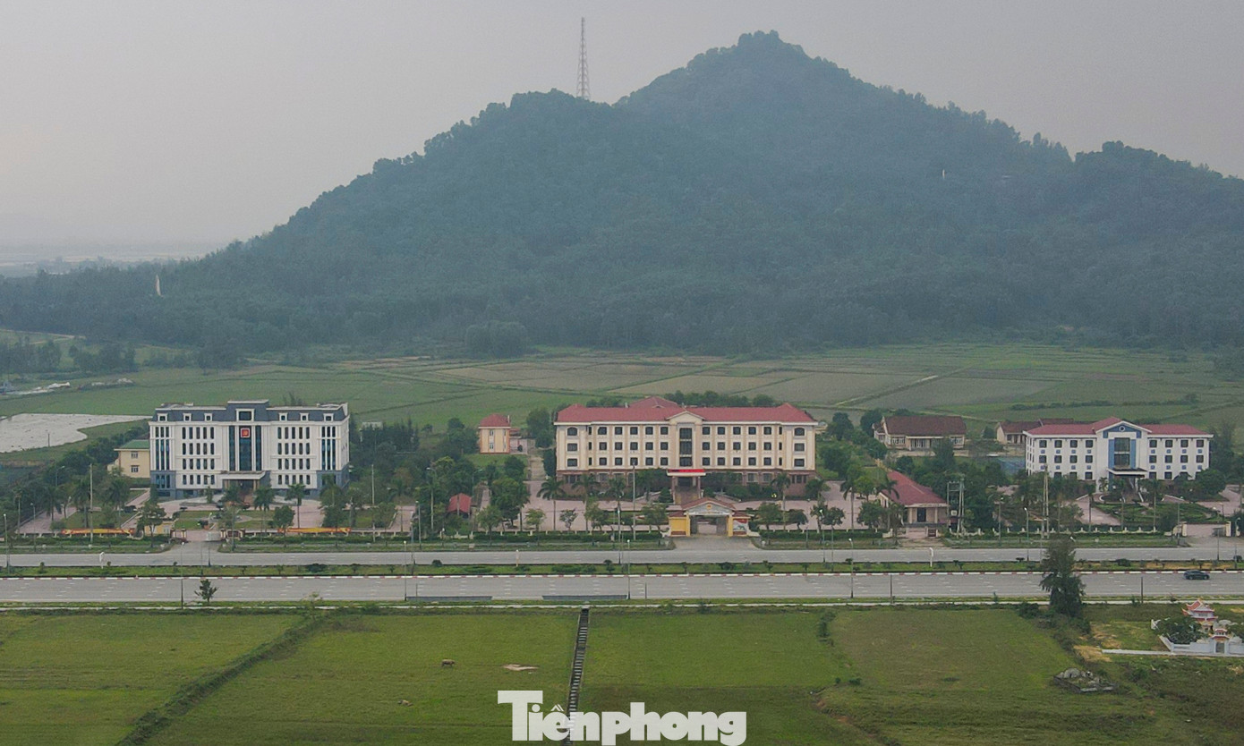 Huyện Lộc Hà sáp nhập về huyện Thạch Hà sau 17 năm. Huyện Lộc Hà sáp nhập về huyện Thạch Hà sau 17 năm.