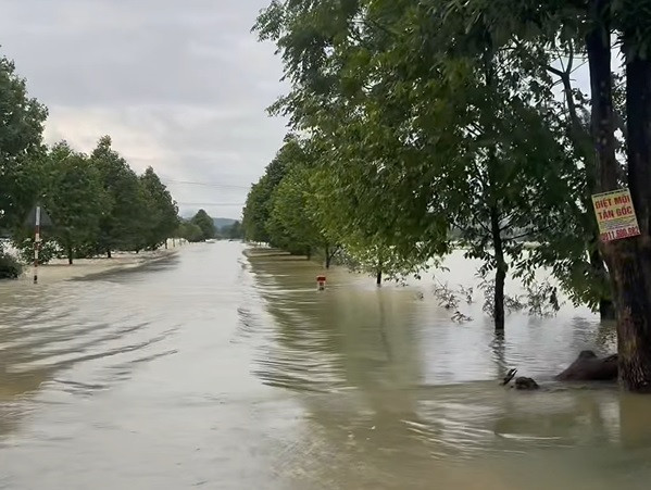 Người dân phải dùng thuyền đi lại trên các tuyến đường bị ngập.