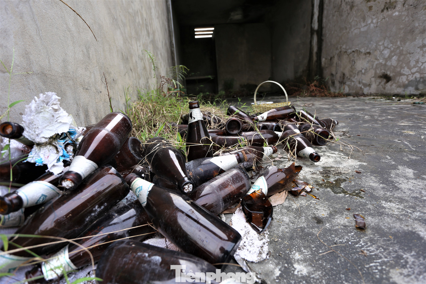 Một số vị trí được thuê làm các quán nhậu, ăn uống. Các ki-ốt chưa được thuê trở thành nơi vứt rác. Một số vị trí được thuê làm các quán nhậu, ăn uống. Các ki-ốt chưa được thuê trở thành nơi vứt rác.