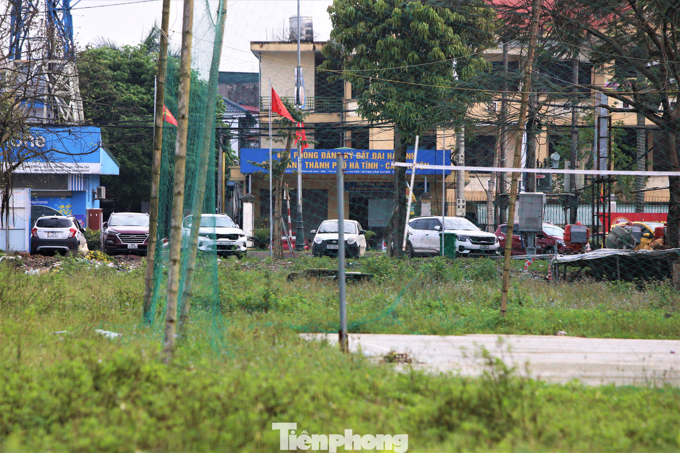 Trao đổi với PV Tiền Phong, ông Phạm Hoàng Anh - Phó Chủ tịch UBND huyện Cẩm Xuyên cho biết: “Dự án giai đoạn 2 bị chậm tiến độ kéo dài đã làm lãng phí quỹ đất và mất mỹ quan đô thị. Sau nhiều lần đề nghị, Sở Kế hoạch Đầu tư Hà Tĩnh đang trình UBND tỉnh thu hồi dự án, kêu gọi nhà đầu tư có năng lực thực hiện dự án”. Trao đổi với PV Tiền Phong, ông Phạm Hoàng Anh - Phó Chủ tịch UBND huyện Cẩm Xuyên cho biết: “Dự án giai đoạn 2 bị chậm tiến độ kéo dài đã làm lãng phí quỹ đất và mất mỹ quan đô thị. Sau nhiều lần đề nghị, Sở Kế hoạch Đầu tư Hà Tĩnh đang trình UBND tỉnh thu hồi dự án, kêu gọi nhà đầu tư có năng lực thực hiện dự án”.