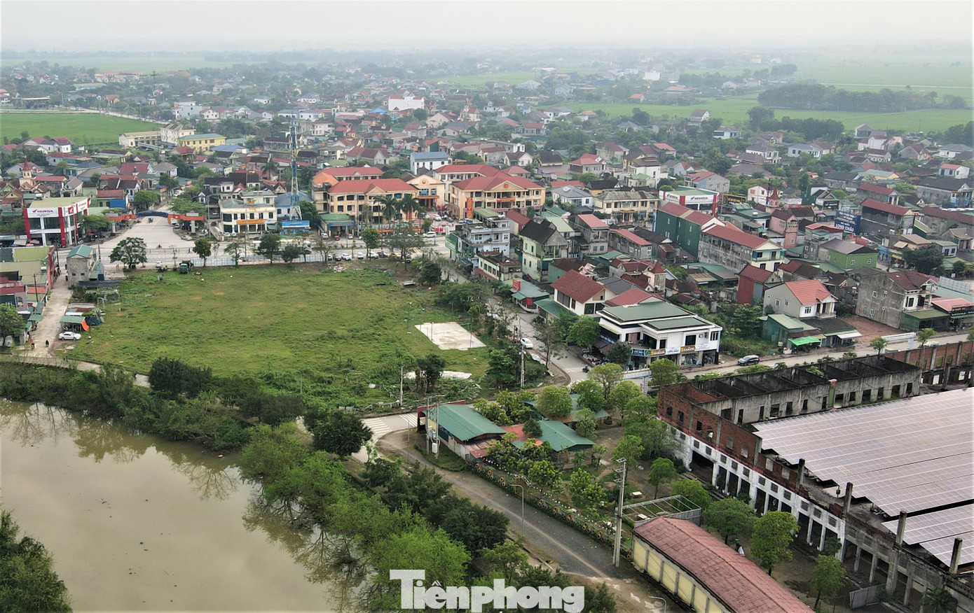 Đến năm 2016, UBND tỉnh Hà Tĩnh tiếp tục bàn giao khu đất 9.726m2 để chủ đầu tư thực hiện giai đoạn 2 làm dự án khách sạn - trung tâm thương mại dịch vụ tổng hợp với số vốn đầu tư 150 tỷ đồng. Dự án bao gồm các hạng mục khu nhà hàng, khách sạn, cổng chính, cổng phụ, khu dịch vụ tổng hợp và văn phòng cho thuê, khu massage và karaoke,... Đến năm 2016, UBND tỉnh Hà Tĩnh tiếp tục bàn giao khu đất 9.726m2 để chủ đầu tư thực hiện giai đoạn 2 làm dự án khách sạn - trung tâm thương mại dịch vụ tổng hợp với số vốn đầu tư 150 tỷ đồng. Dự án bao gồm các hạng mục khu nhà hàng, khách sạn, cổng chính, cổng phụ, khu dịch vụ tổng hợp và văn phòng cho thuê, khu massage và karaoke,...