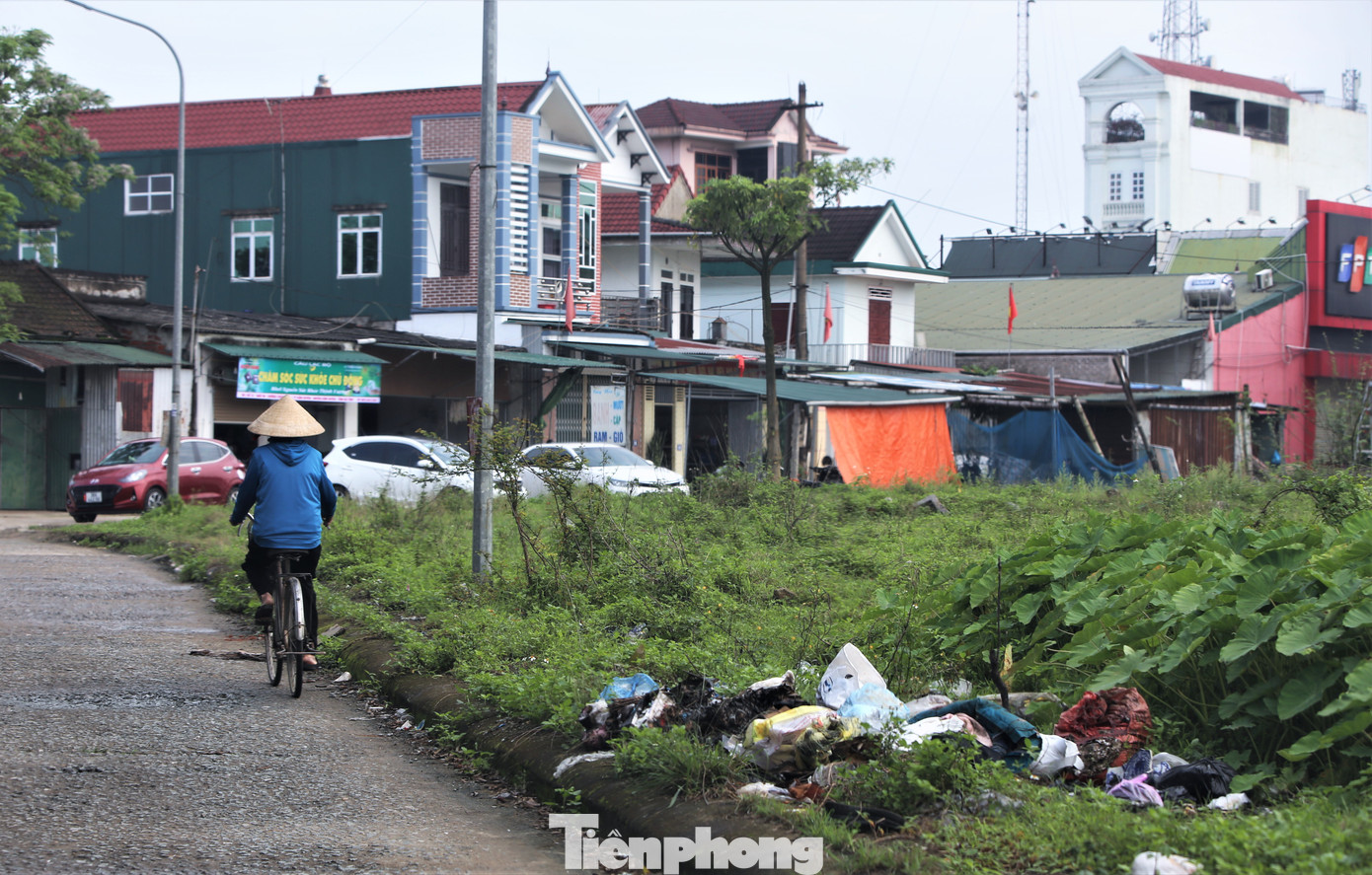 Hà Tĩnh sau đó cho điều chỉnh gia hạn 2 lần nhưng đến nay chủ đầu tư vẫn không thực hiện dự án theo tiến độ đề ra. Khu đất dự án trở thành nơi tập kết rác thải nhếch nhác, phản cảm, mất vệ sinh. Hà Tĩnh sau đó cho điều chỉnh gia hạn 2 lần nhưng đến nay chủ đầu tư vẫn không thực hiện dự án theo tiến độ đề ra. Khu đất dự án trở thành nơi tập kết rác thải nhếch nhác, phản cảm, mất vệ sinh.