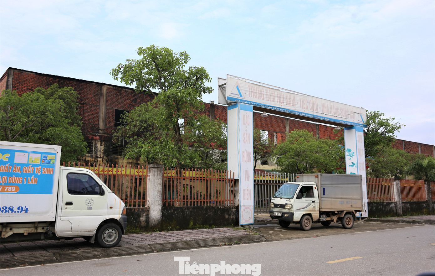 Một số vị trí được thuê làm các quán nhậu, ăn uống. Các ki-ốt chưa được thuê trở thành nơi vứt rác. Một số vị trí được thuê làm các quán nhậu, ăn uống. Các ki-ốt chưa được thuê trở thành nơi vứt rác.