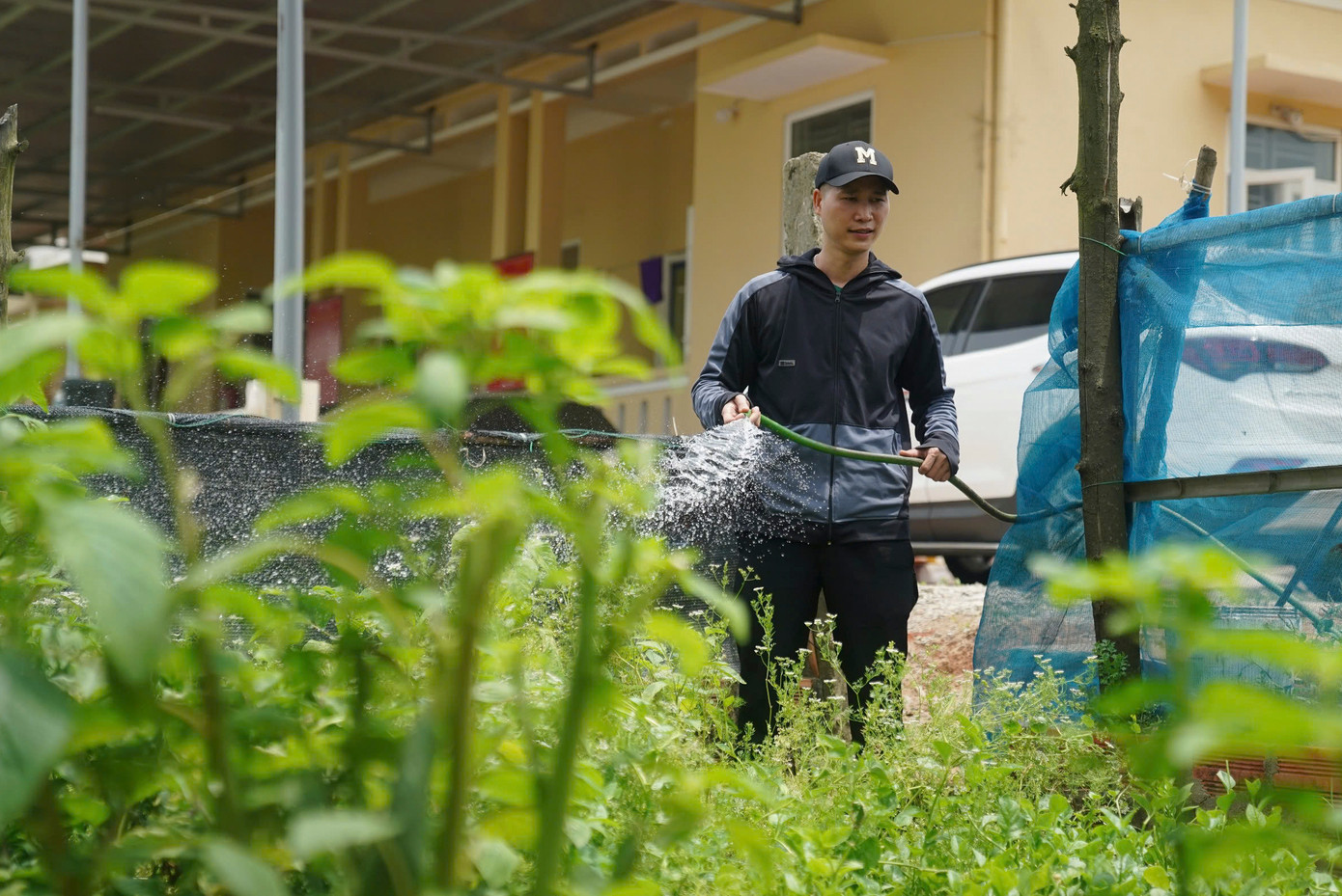 Do cuộc sống xa nhà, thời gian trực liên tục, nhiều thiếu thốn từ điện, nước, thực phẩm… đặt ra nhiều khó khăn trong sinh hoạt thường nhật. Các cán bộ tại trạm còn tăng gia sản xuất, phục vụ điều kiện ăn ở hằng ngày.
