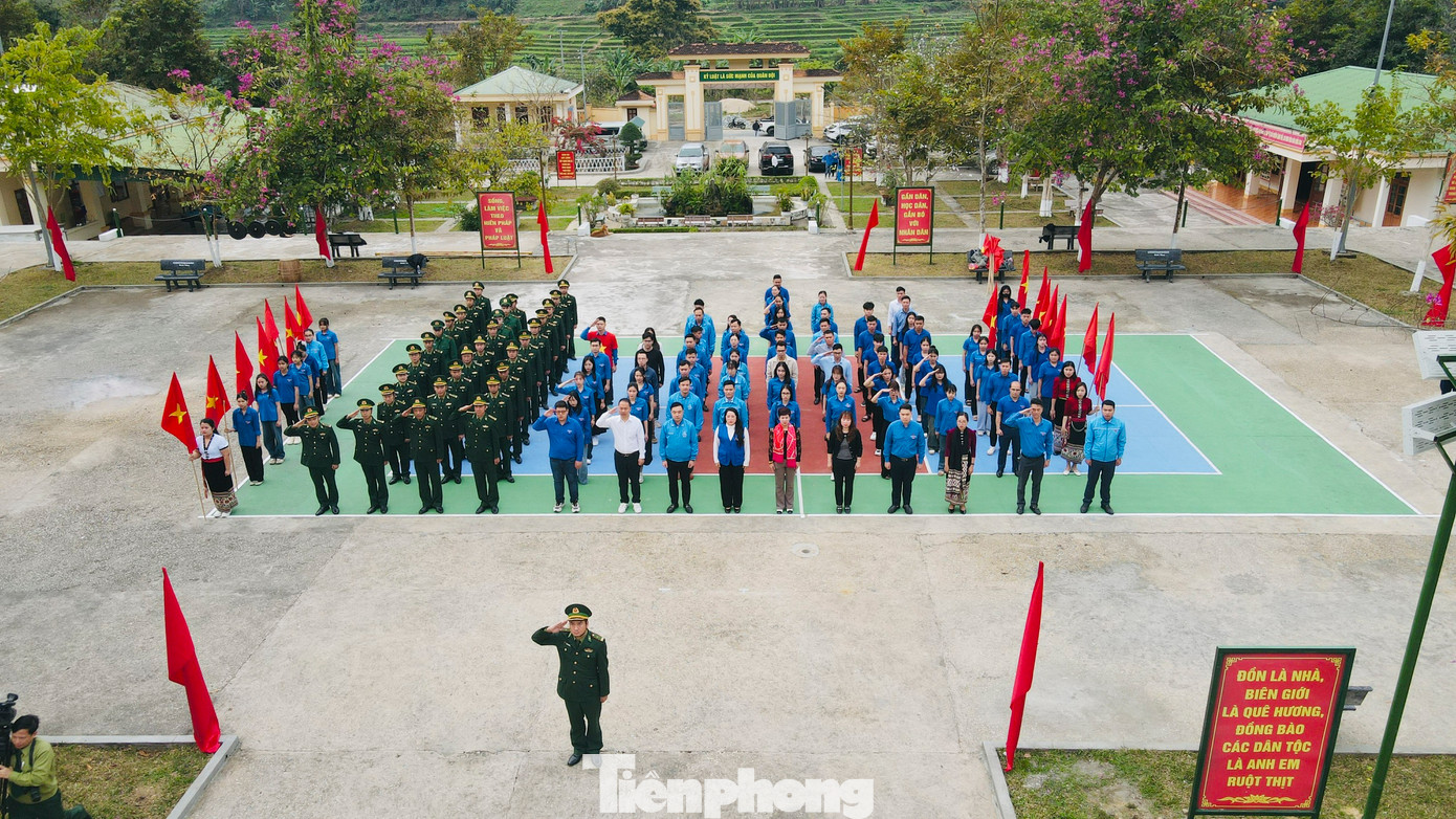 Tham dự chương trình có bà Phạm Thị Thu Thủy - Phó Vụ trưởng Vụ theo dõi công tác Phòng chống tham nhũng lãng phí tiêu cực, Chủ tịch Công đoàn Ban Nội chính Trung ương; bà Trương Thị Hồng Hà – Phó Vụ trưởng Vụ nghiên cứu, tổng hợp Ban Nội chính Trung ương; ông Nguyễn Kỳ Minh – Phó Chánh văn phòng Ban Chính sách Chiến lược Trung ương. Về phía Nghệ An có chị Nguyễn Thị Phương Thúy – Bí thư Tỉnh Đoàn, Chủ tịch Hội LHTN Việt Nam tỉnh; ông Trương Lâm Tới – Phó Chủ nhiệm Chính trị Bộ Chỉ huy Bộ đội Biên phòng tỉnh; ông Phạm Ngọc Nghĩa – Phó Chủ tịch UBND huyện Quế Phong cùng đông đảo cán bộ, chiến sĩ, đoàn thanh niên cơ sở và người dân địa phương. Trong hình là buổi chào cờ trang nghiêm ở Đồn Biên phòng Thông Thụ.